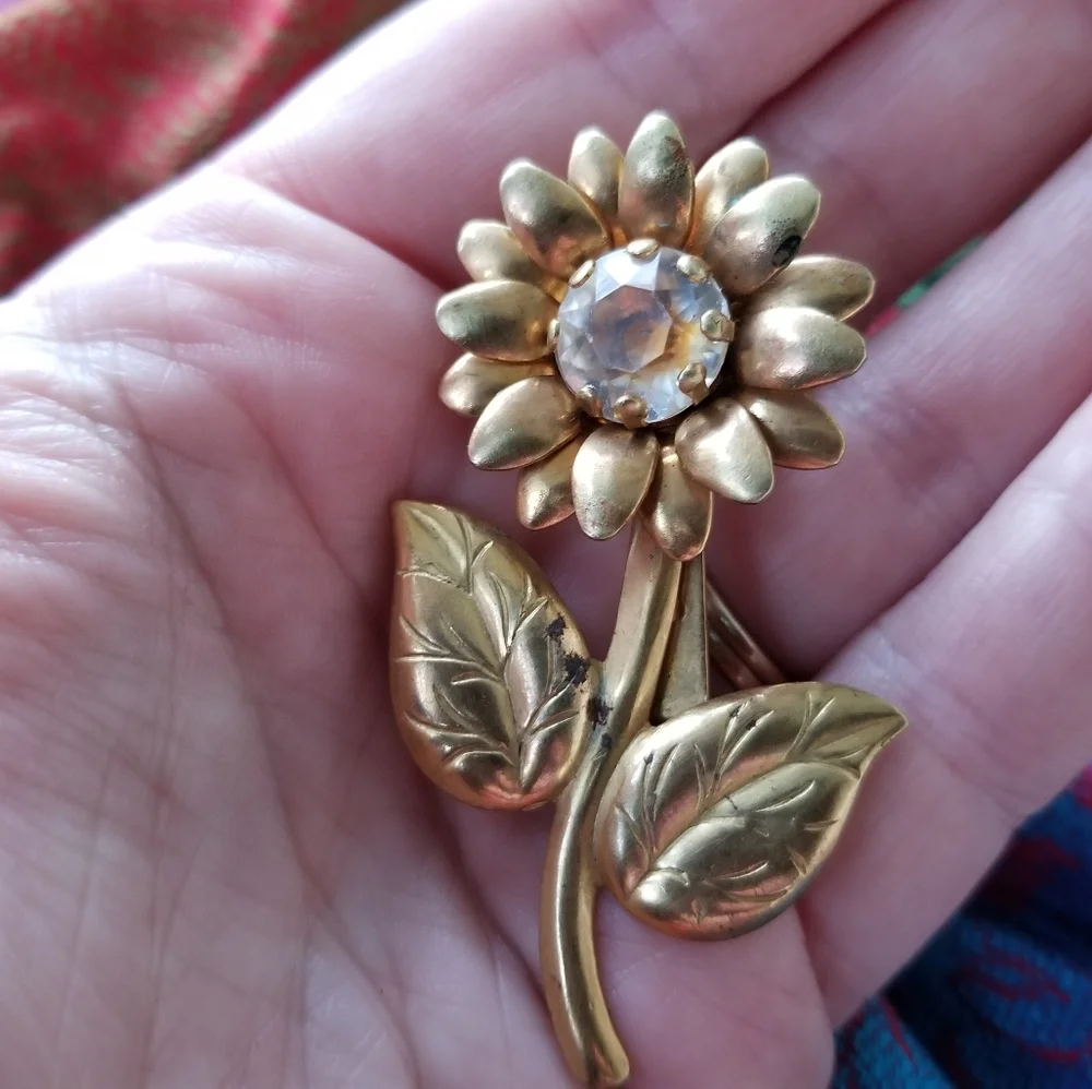 Vintage daisy flower brooch gold tone clear rhinestone flower pin